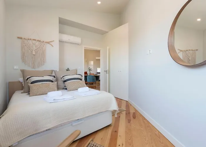 Superb Flat W/ Ac & Balcony By Lovelystay *