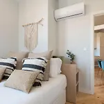Apartment Superb Flat W/ Ac & Balcony By Lovelystay