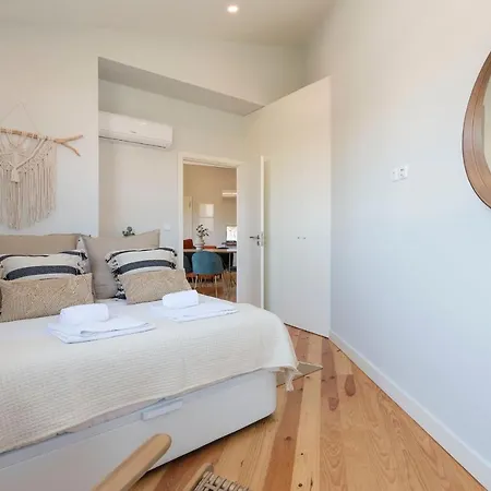 Superb Flat W/ Ac & Balcony By Lovelystay *