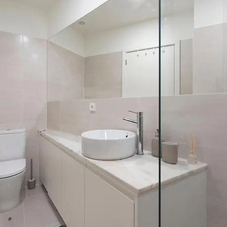 Apartment Superb Flat W/ Ac & Balcony By Lovelystay