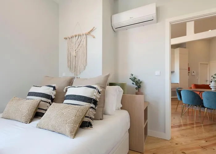 Daire Superb Flat W/ Ac & Balcony By Lovelystay