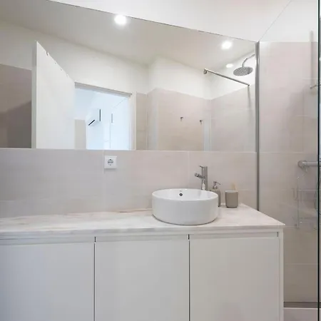 Superb Flat W/ Ac & Balcony By Lovelystay 포르투